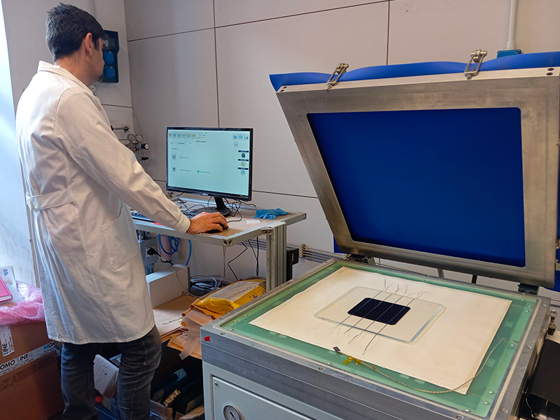 Laboratorio per la realizzazione di prototipi di moduli FV dove vengono studiati nuovi polimeri incapsulanti